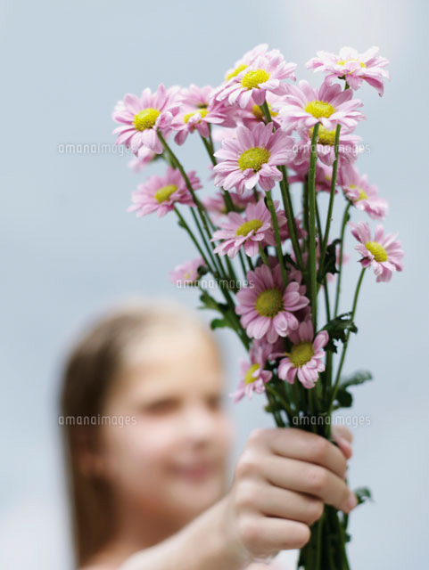 紫の花束を持つ少女 の写真素材 イラスト素材 アマナイメージズ