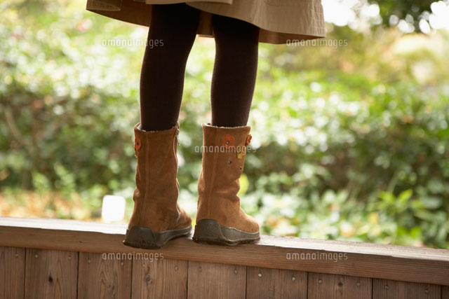 ブーツを履いた少女の足元 a の写真素材 イラスト素材 アマナイメージズ