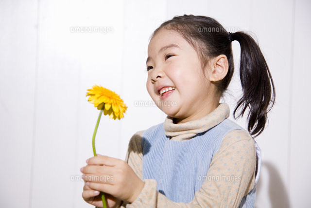 花を持つ少女 の写真素材 イラスト素材 アマナイメージズ