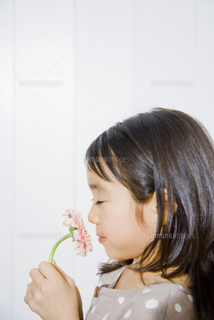 花を持つ少女 の写真素材 イラスト素材 アマナイメージズ