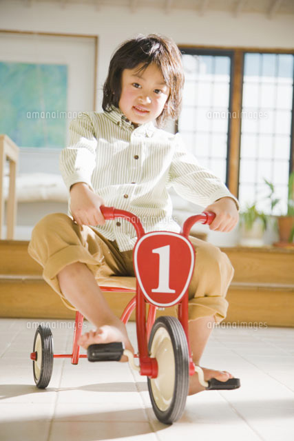三輪車に乗る少年 の写真素材 イラスト素材 アマナイメージズ