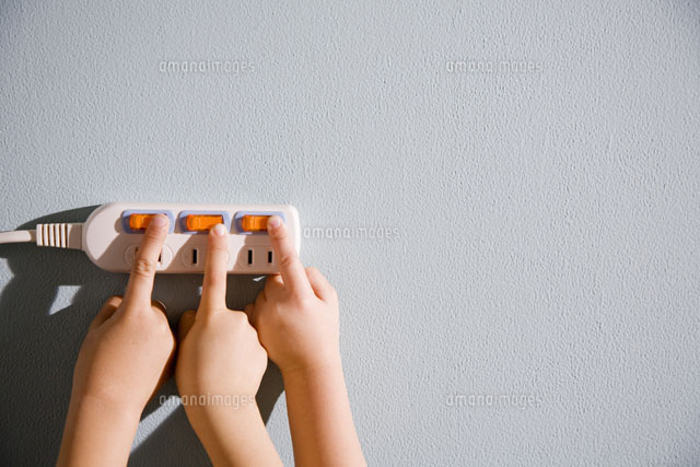 電源のスイッチを切る子供3人の手元 の写真素材 イラスト素材 アマナイメージズ