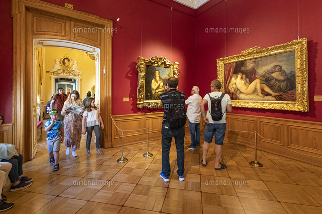 絵画を鑑賞する人々[25023077180]の写真・イラスト素材｜アマナイメージズ