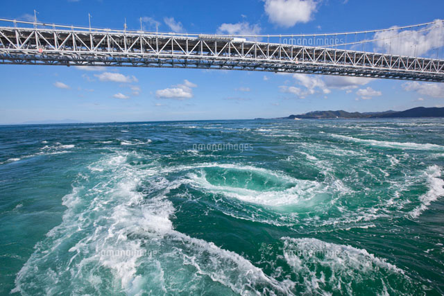 鳴門の渦潮と大鳴門橋 の写真素材 イラスト素材 アマナイメージズ
