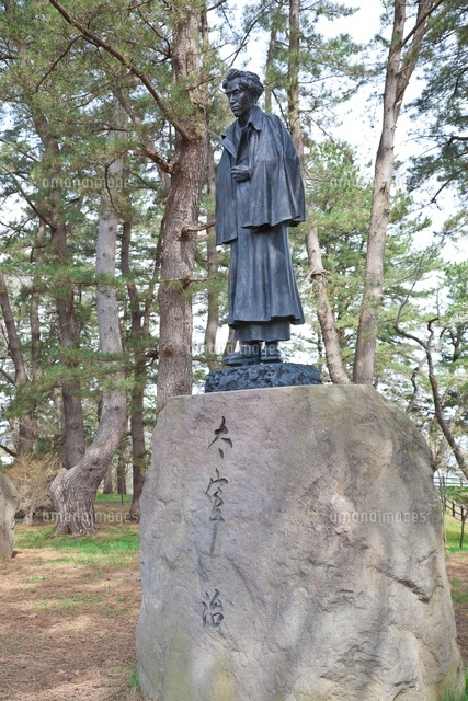 太宰治の銅像 の写真素材 イラスト素材 アマナイメージズ