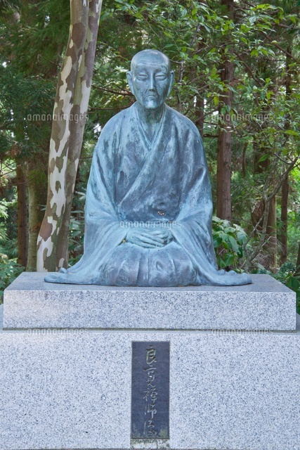 国上寺の良寛像[25041026706]の写真・イラスト素材｜アマナイメージズ