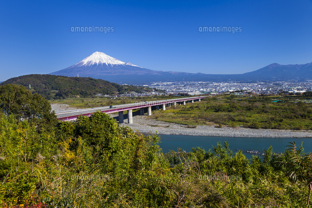 富士川サービスエリアより望む東名高速と富士山 の写真素材 イラスト素材 アマナイメージズ 富士川サービスエリアより望む東名高速と富士山 の写真素材 イラスト素材 アマナイメージズ