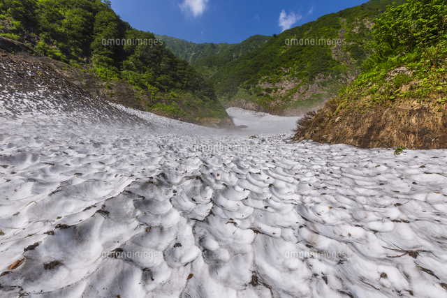 荒沢岳の万年雪 の写真素材 イラスト素材 アマナイメージズ
