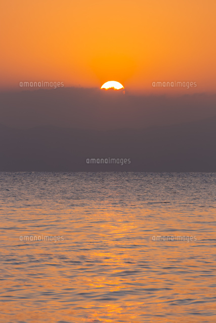 三保の松原より望む日の出[25041033079]の写真・イラスト素材｜アマナ