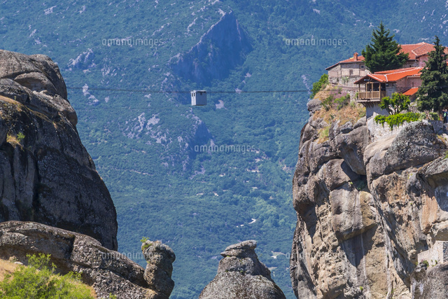 アギア トリアダ修道院とゴンドラ の写真素材 イラスト素材 アマナイメージズ