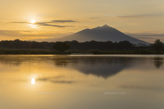母子島遊水地から望む朝の筑波山 の写真素材 イラスト素材 アマナイメージズ