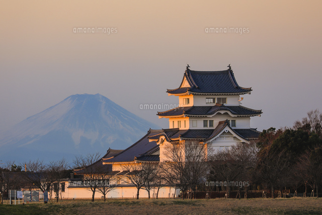 朝の関宿城と富士山 の写真素材 イラスト素材 アマナイメージズ 朝の関宿城と富士山 の写真素材 イラスト素材 アマナイメージズ
