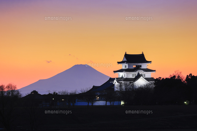 関宿城と富士山の夜景 の写真素材 イラスト素材 アマナイメージズ 関宿城と富士山の夜景 の写真素材 イラスト素材 アマナイメージズ