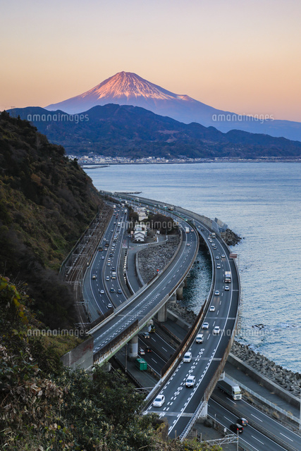 薩た峠から望む東名高速道路と富士山の夕景[25041039371]の写真
