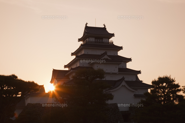 鶴ヶ城と夕日 の写真素材 イラスト素材 アマナイメージズ