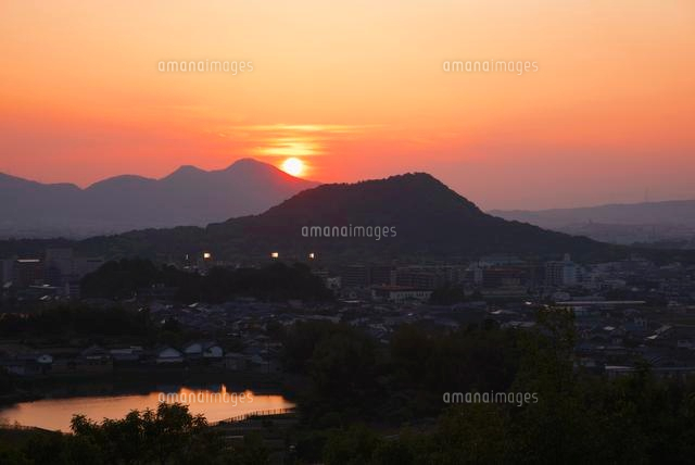 甘樫丘より望む畝傍山と夕日[25053010279]の写真・イラスト素材