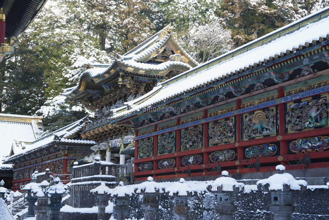 雪の日光東照宮陽明門[25053011566]の写真・イラスト素材｜アマナ