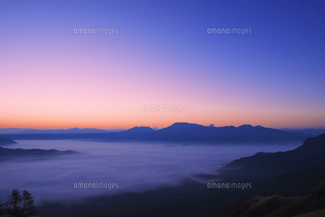 夜明けの阿蘇山と雲海[25053016713]の写真・イラスト素材｜アマナ
