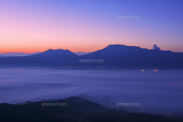 夜明けの阿蘇山と雲海[25053016713]の写真・イラスト素材｜アマナ