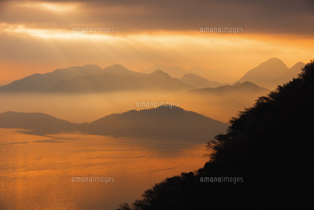 紫雲出山より望む弥谷山と朝日[25053016852]の写真・イラスト素材