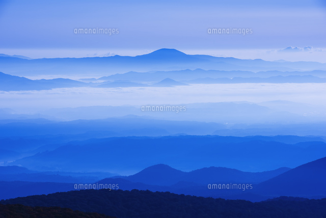 いわかがみ平より望む山並み の写真素材 イラスト素材 アマナイメージズ