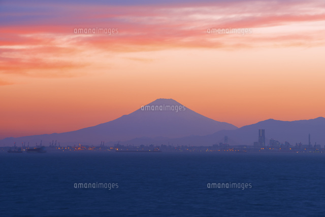 海ほたるより望む富士山夕景[25053018348]の写真・イラスト素材