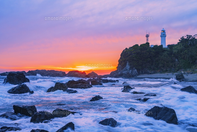 潮岬灯台夕景[25053020583]の写真・イラスト素材｜アマナイメージズ