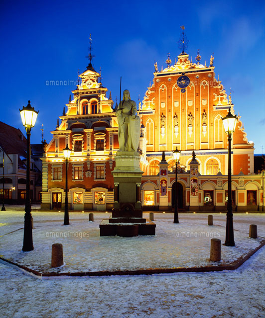 冬のブラックヘッドのギルド夜景 の写真素材 イラスト素材 アマナイメージズ