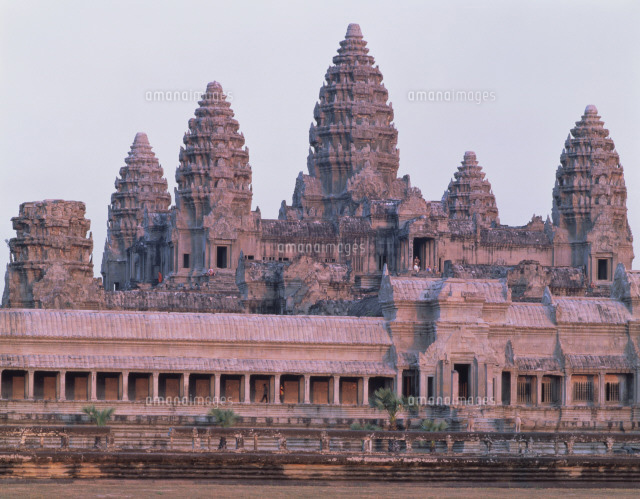 夕陽に染まるアンコールワット の写真素材 イラスト素材 アマナイメージズ