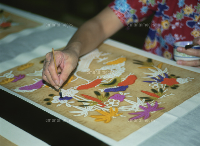 琉球紅型の色差し 琉球の館 の写真素材 イラスト素材 アマナイメージズ