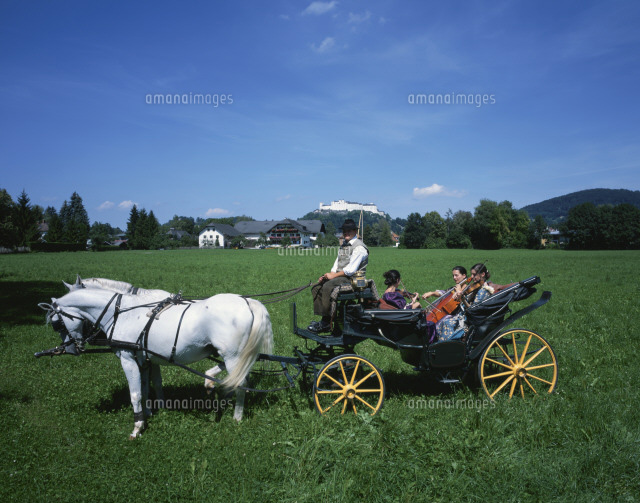 馬車に乗った楽団員 の写真素材 イラスト素材 アマナイメージズ
