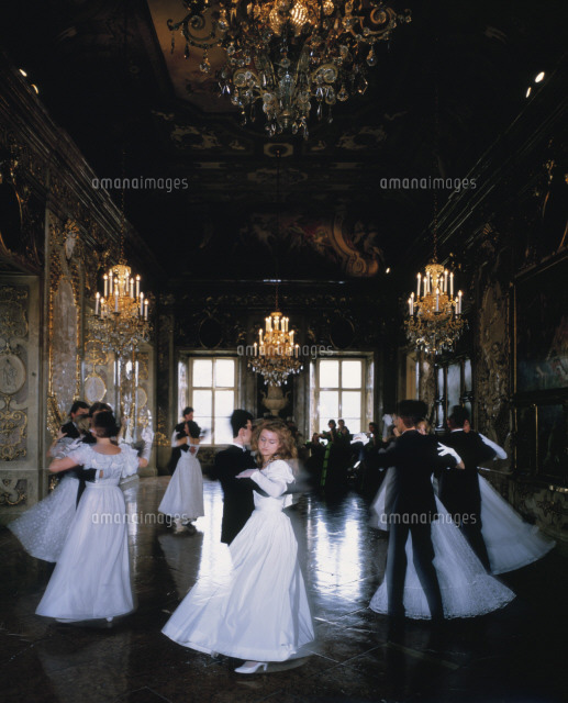 ダンスをする人々 シュヴァイツェンベルグ城 の写真素材 イラスト素材 アマナイメージズ