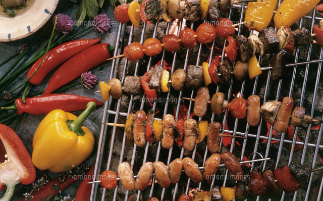 バーベキュー 肉と野菜の串 の写真素材 イラスト素材 アマナイメージズ