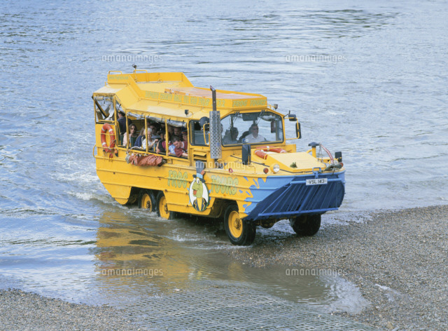 水陸両用バスフロッグ ツアー の写真素材 イラスト素材 アマナイメージズ