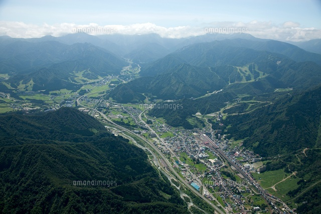 越後湯沢駅周辺より谷川岳方面 の写真素材 イラスト素材 アマナイメージズ