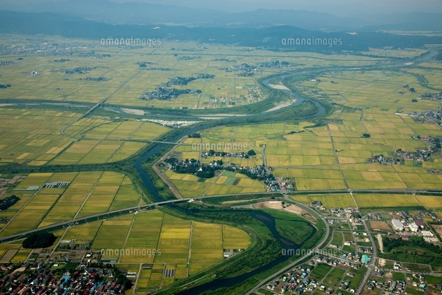 会津盆地 塩川周辺 阿賀川と日橋川合流地点 の写真素材 イラスト素材 アマナイメージズ