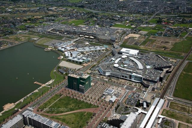 越谷レイクタウン駅と休日で混雑しているショッピングモール の写真素材 イラスト素材 アマナイメージズ 越谷レイクタウン駅と休日で混雑しているショッピングモール の写真素材 イラスト素材 アマナイメージズ