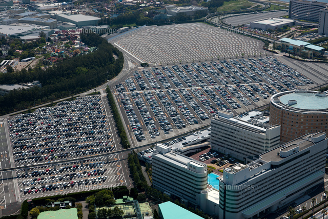 祝日の東京ディズニーランドの混雑駐車場の車群 の写真素材 イラスト素材 アマナイメージズ