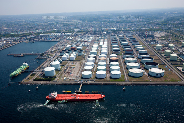 姉崎海岸 出光興産のタンク群とタンカー 京葉工業地帯 の写真素材 イラスト素材 アマナイメージズ