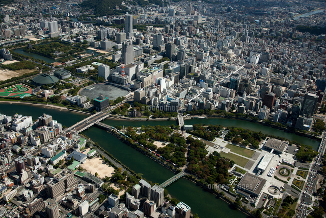平和記念公園と原爆ドームより広島中心地周辺 空撮 の写真素材 イラスト素材 アマナイメージズ