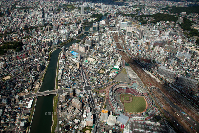 マツダスタジアム 広島市民球場 と広島駅周辺 空撮 の写真素材 イラスト素材 アマナイメージズ