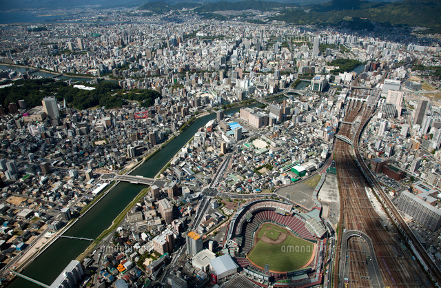 マツダスタジアム 広島市民球場 と広島駅周辺より広島市街地 の写真素材 イラスト素材 アマナイメージズ