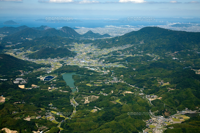 高瀬町(岩瀬池),我拝師山周辺より瀬戸内海方面 空撮[25397010456]の