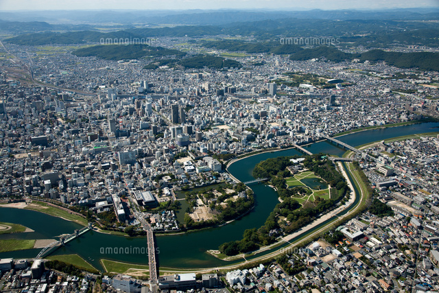 後楽園,岡山城,烏城公園より岡山市街地と岡山駅 空撮[25397010518]の