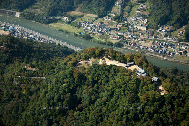 備中松山城(高梁城） 臥牛山と高梁川[25397010704]の写真・イラスト