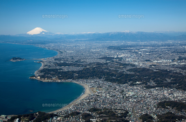 鎌倉市街地と由比ヶ浜、材木座海岸より江ノ島、富士山方面