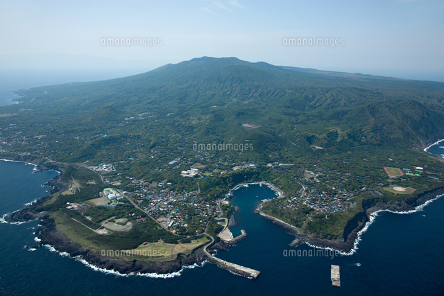 波浮港より伊豆大島全景 の写真素材 イラスト素材 アマナイメージズ