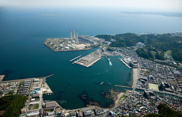 久里浜港と東京電力横須賀火力発電所と東京湾 の写真素材 イラスト素材 アマナイメージズ