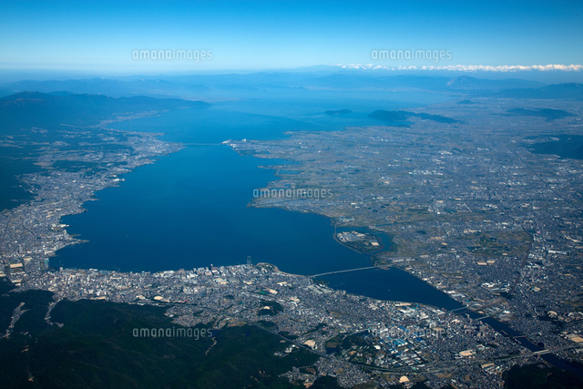 大津市 大津駅周辺 より琵琶湖全景 高度3 500m 日本最大湖 の写真素材 イラスト素材 アマナイメージズ 大津市 大津駅周辺 より琵琶湖全景 高度3 500m 日本最大湖 の写真素材 イラスト素材 アマナイメージズ