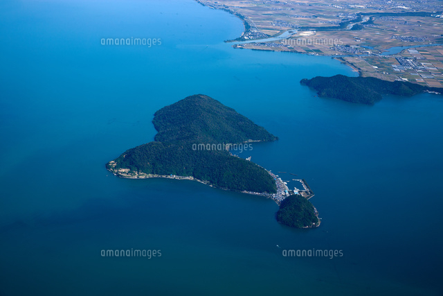 琵琶湖に浮かぶ沖島[25397012607]の写真・イラスト素材｜アマナイメージズ